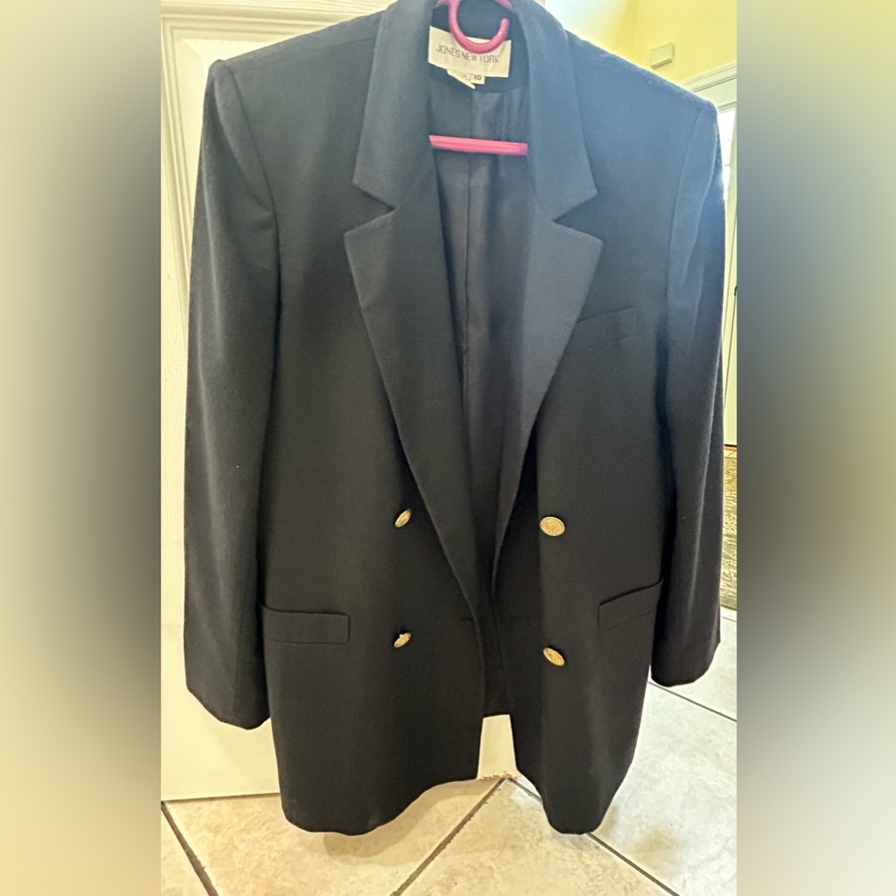 Jones New York black blazer; Size 10; has built in shoulder pads
